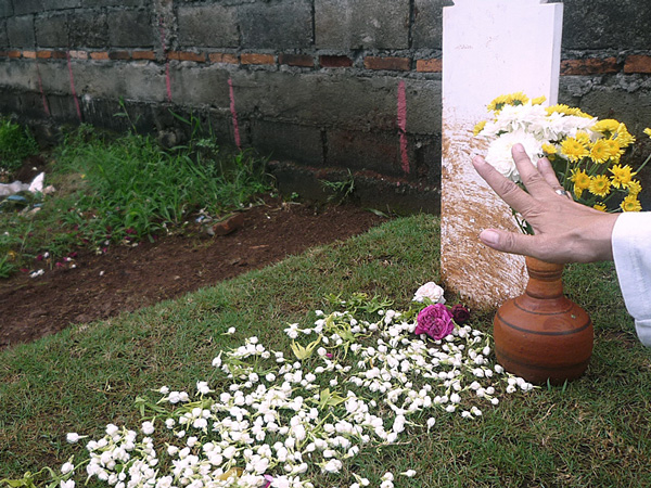 http://www.noranbakrie.com/files/gimgs/10_noranbakriefragments10.jpg