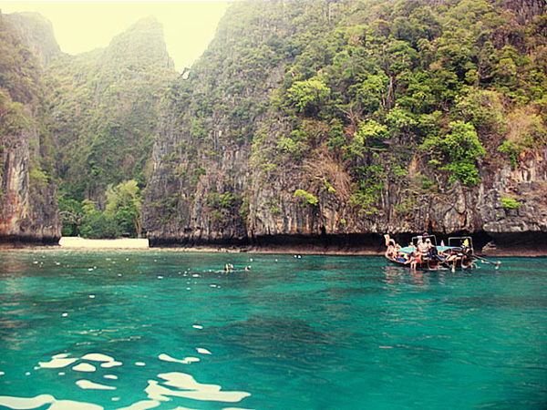http://www.noranbakrie.com/files/gimgs/22_noranbakriemoonstruck08.jpg